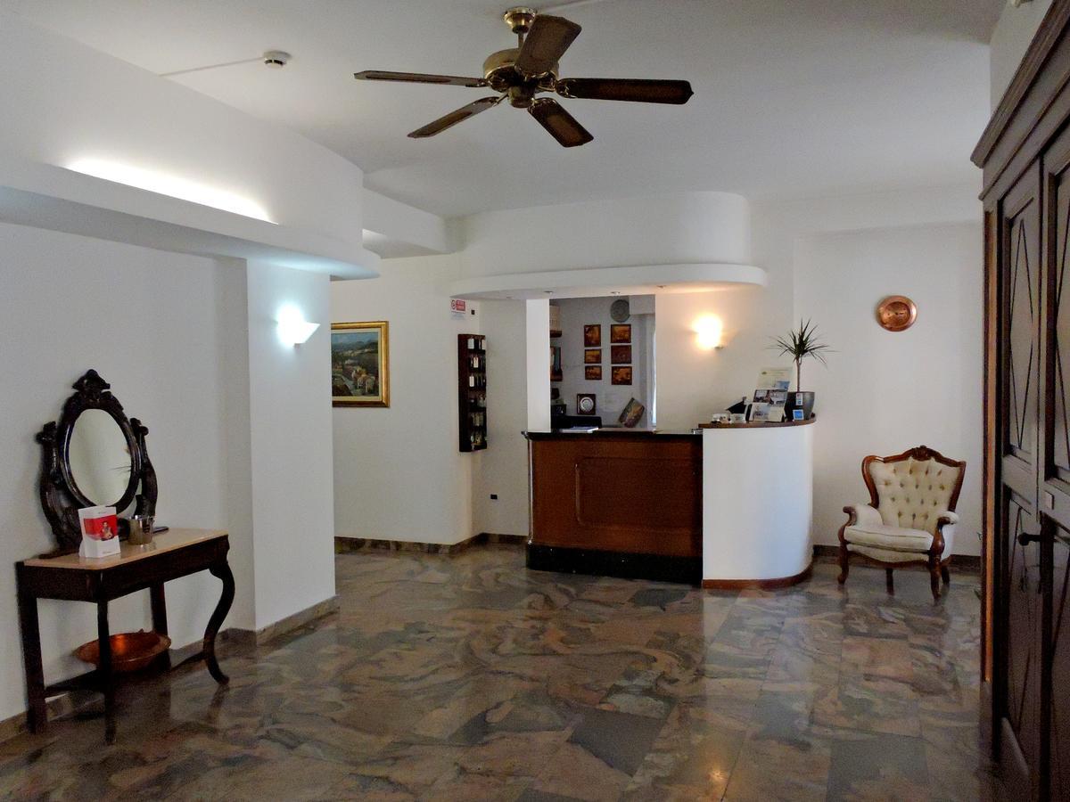 Hotel Capri Lesa Ngoại thất bức ảnh