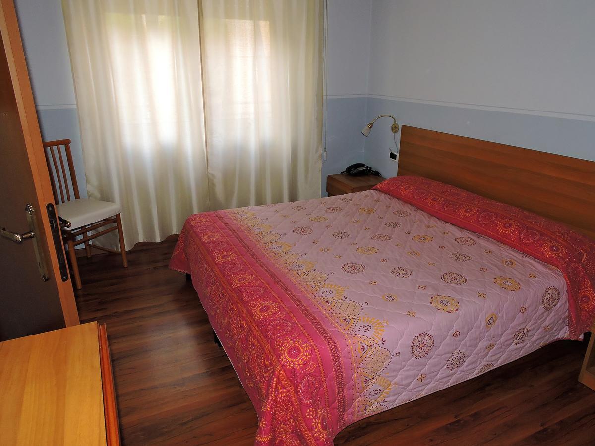 Hotel Capri Lesa Ngoại thất bức ảnh