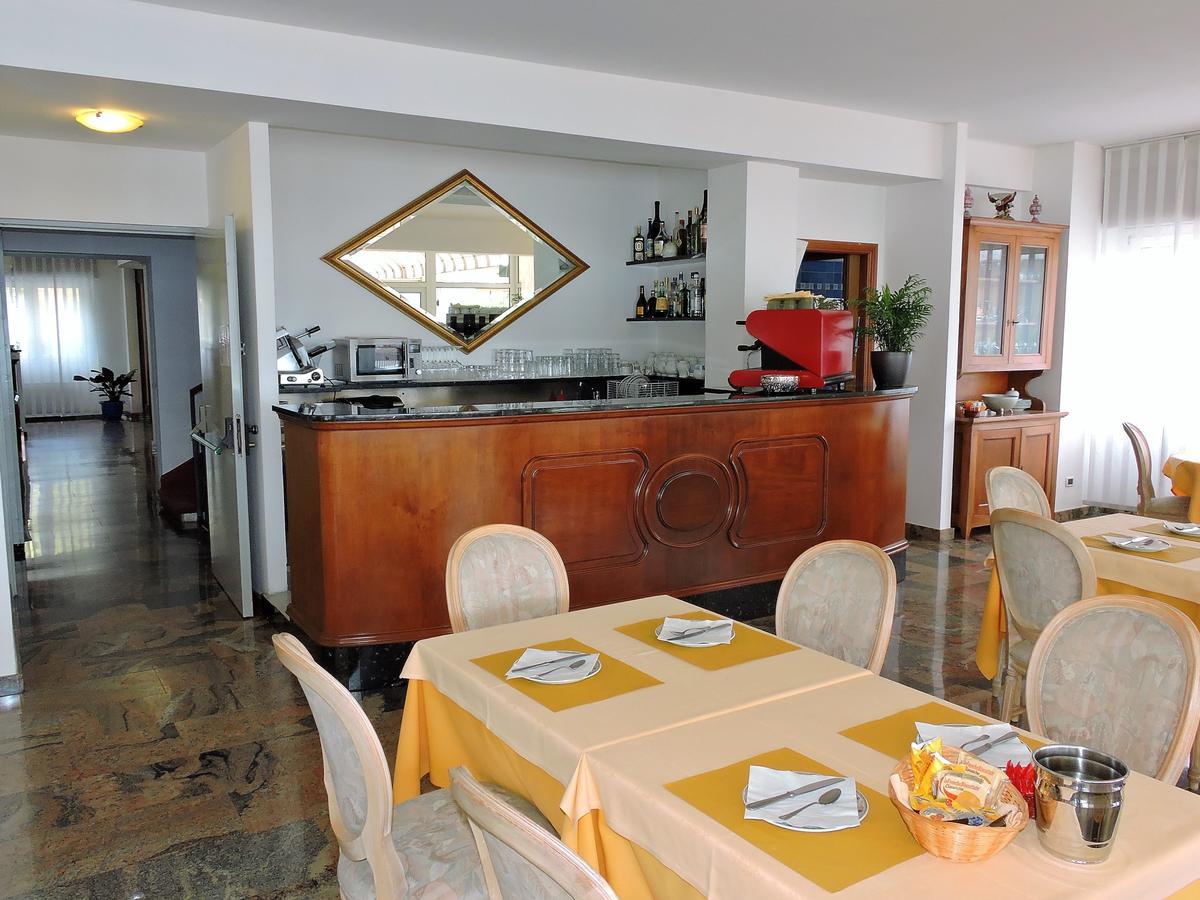 Hotel Capri Lesa Ngoại thất bức ảnh