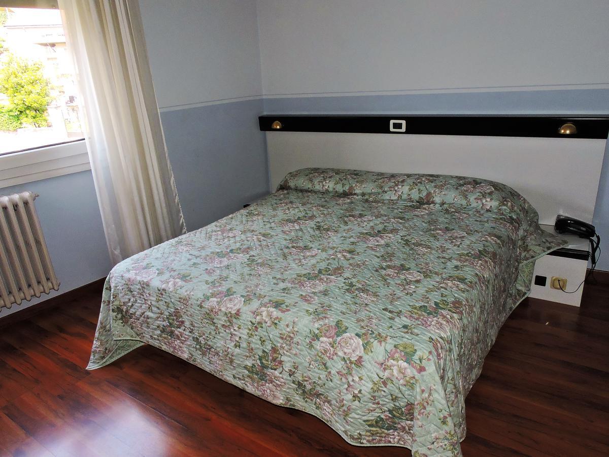 Hotel Capri Lesa Ngoại thất bức ảnh